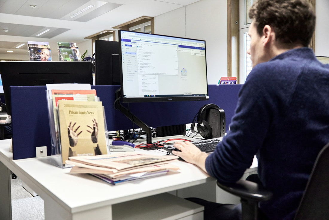 Postazione finanziaria professionale con computer
