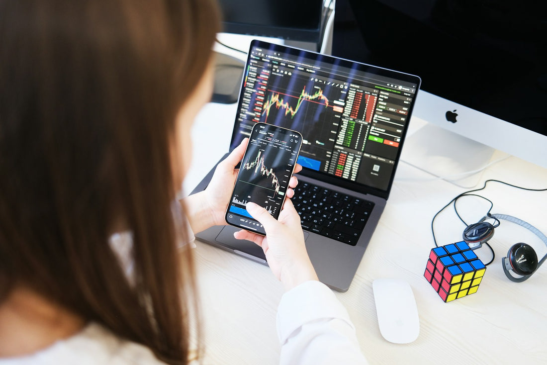 Persona al computer che gestisce investimenti e conto titoli