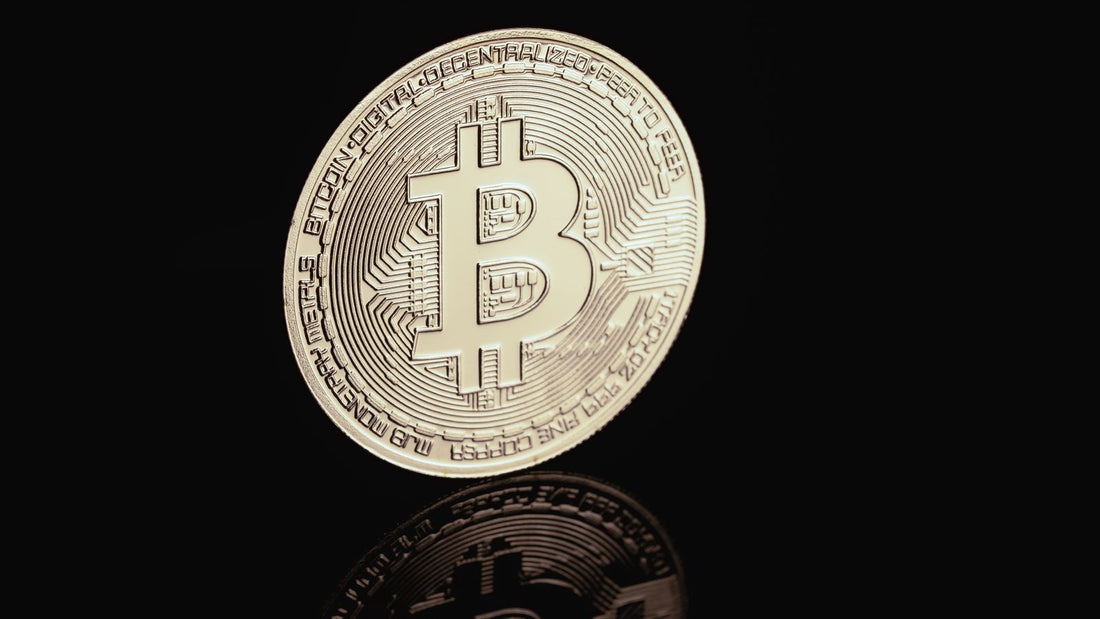 Primo piano fotografico di una moneta Bitcoin su sfondo nero