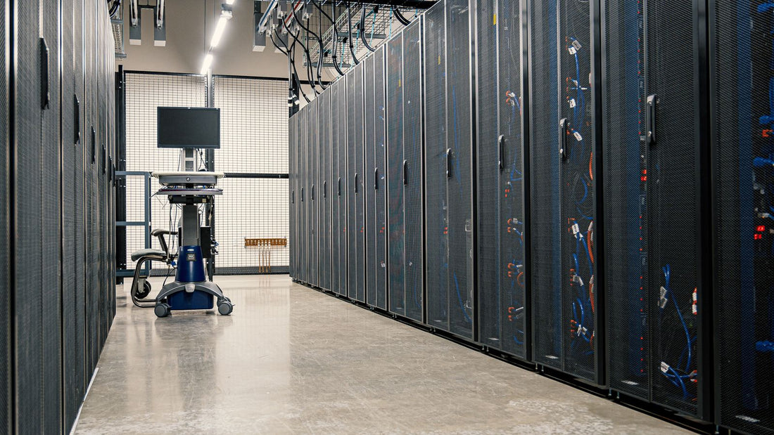Corridoio di server in un data center, rappresentazione fisica di infrastrutture informatiche