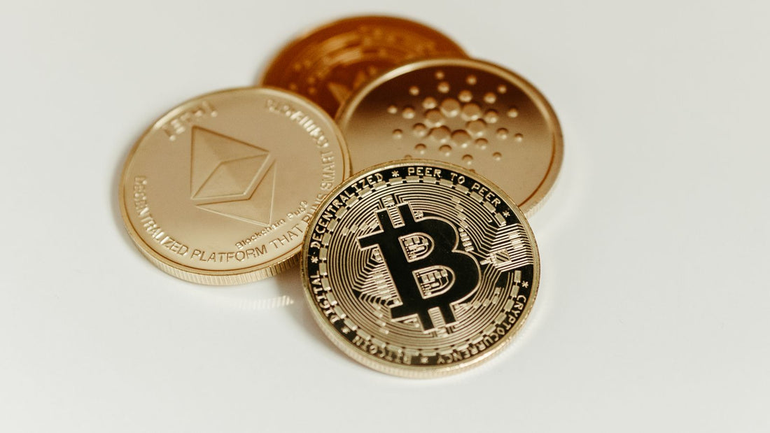 Monete rappresentative di Bitcoin Ethereum e Cardano ADA su sfondo chiaro
