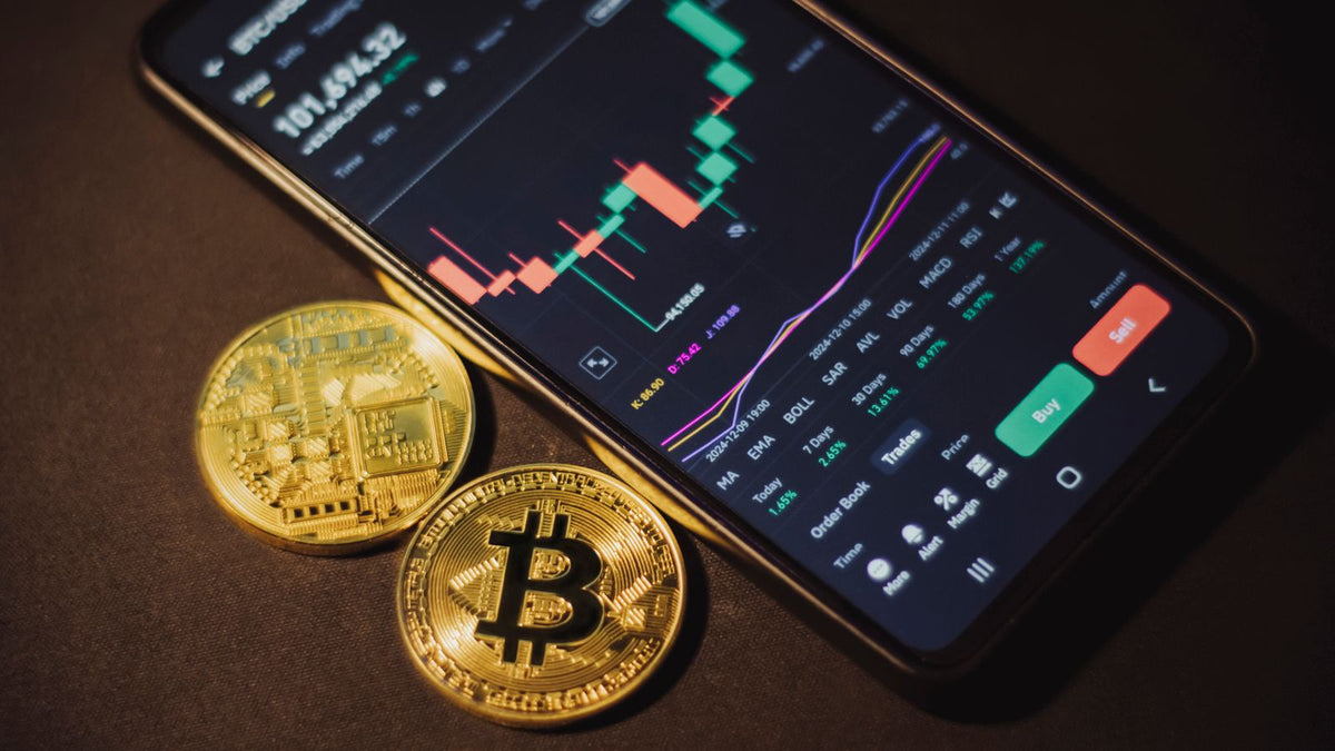 Applicazione di acquisto di criptovalute su smartphone con monete Bitcoin