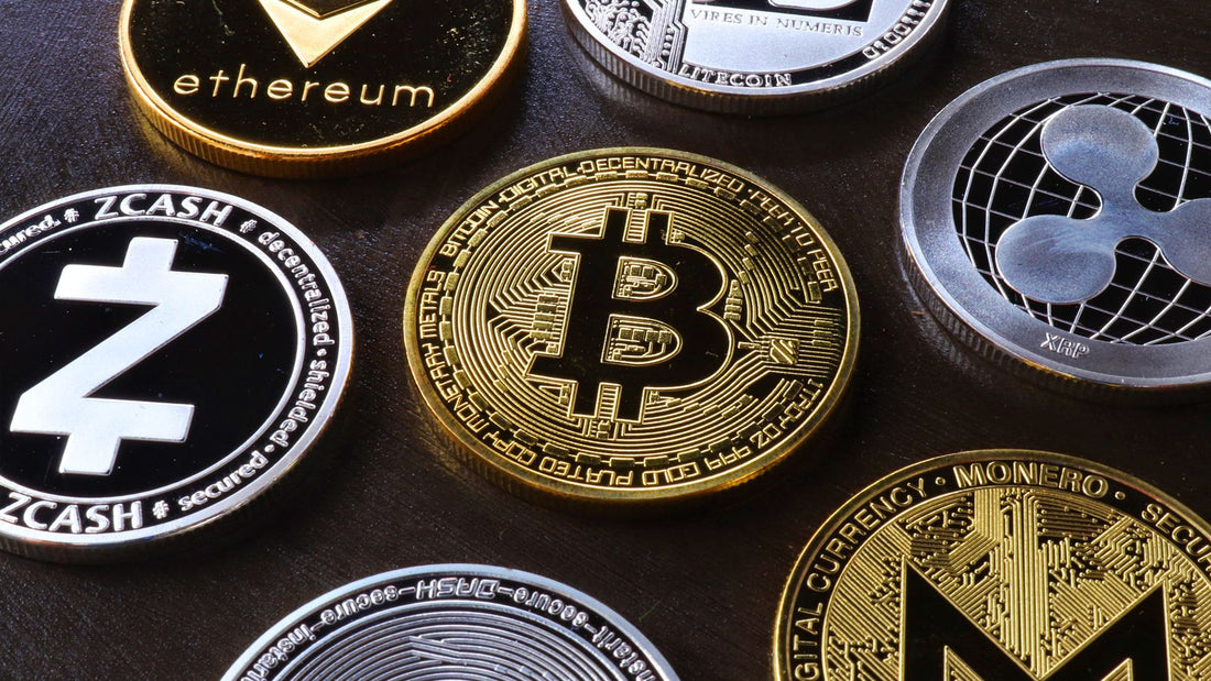 Monete rappresentative di Bitcoin, Ethereum e altre criptovalute su un tavolo
