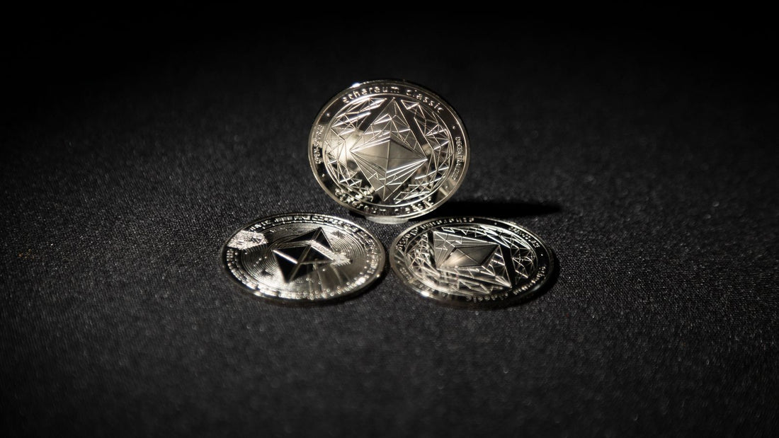 Monete fisiche di Ethereum argento su superficie scura