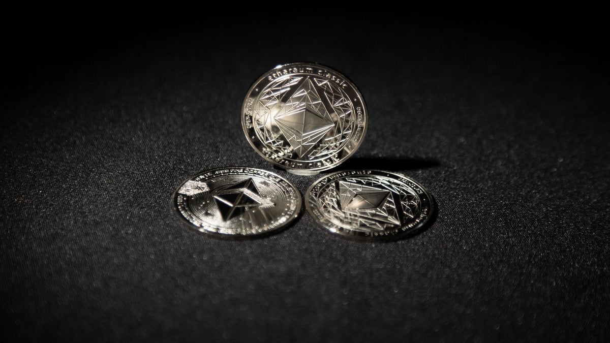 Monete fisiche di Ethereum argento su superficie scura