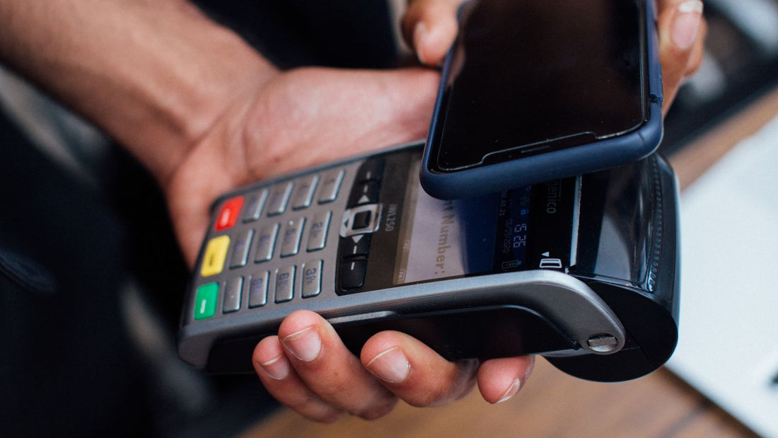 Pagamento elettronico con smartphone presso un terminale, immagine illustrativa