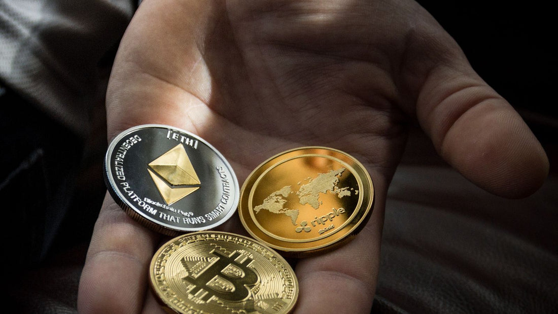 Mano con diverse monete rappresentative delle criptovalute, selezione e confronto di asset digitali