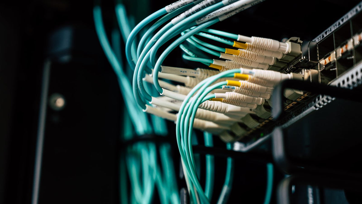 Cavi e server in un data center, infrastruttura informatica e smart contract