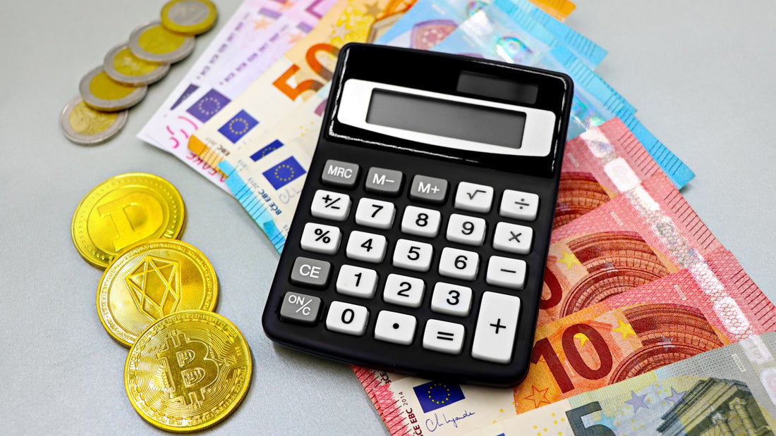 Banconote euro, calcolatrice e monete rappresentative delle criptovalute per un articolo sulle stablecoin