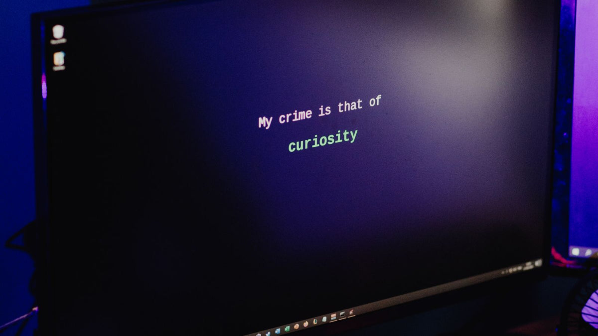 Persona anonima al computer in un contesto di cybercriminalità e truffe online