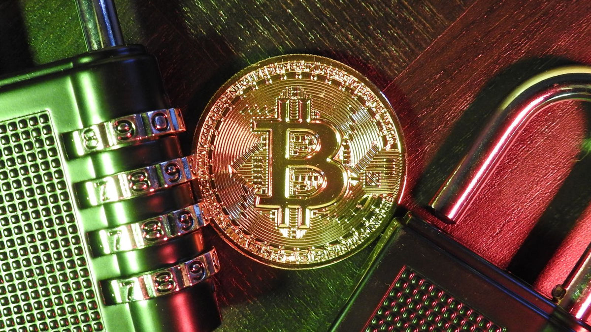 Moneta Bitcoin e lucchetti a combinazione, simbolo della sicurezza dei wallet