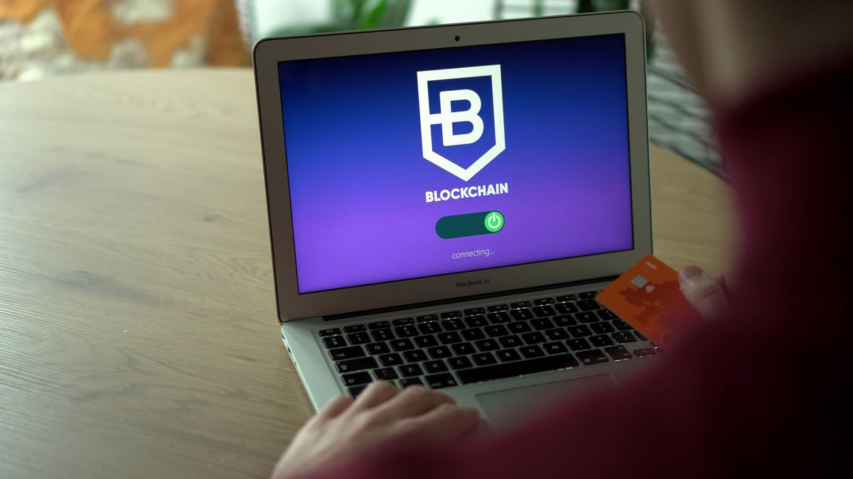 Computer portatile con schermata di accesso a un wallet blockchain e autenticazione