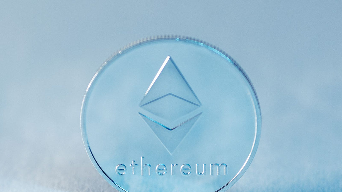 Moneta simbolica di Ethereum su sfondo chiaro per una guida alla custodia di ETH