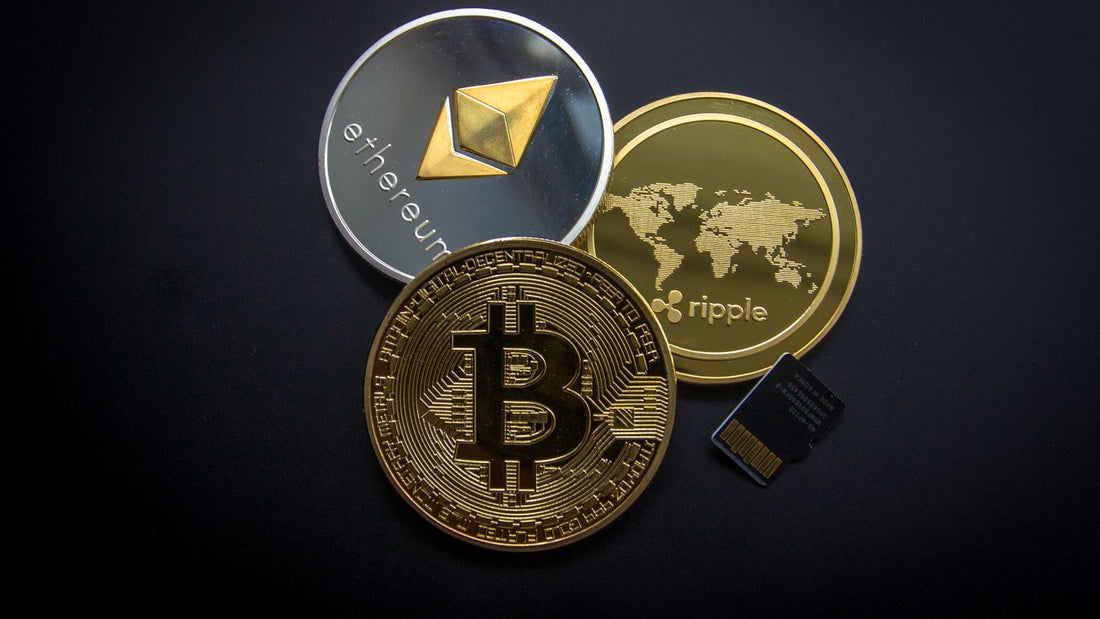 Monete simboliche di Ripple XRP, Ethereum e Bitcoin accanto a una scheda di memoria, custodia delle criptovalute