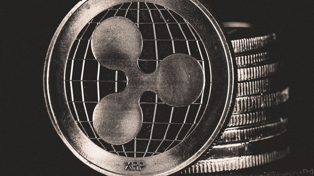 Monete Ripple XRP metalliche impilate su sfondo scuro