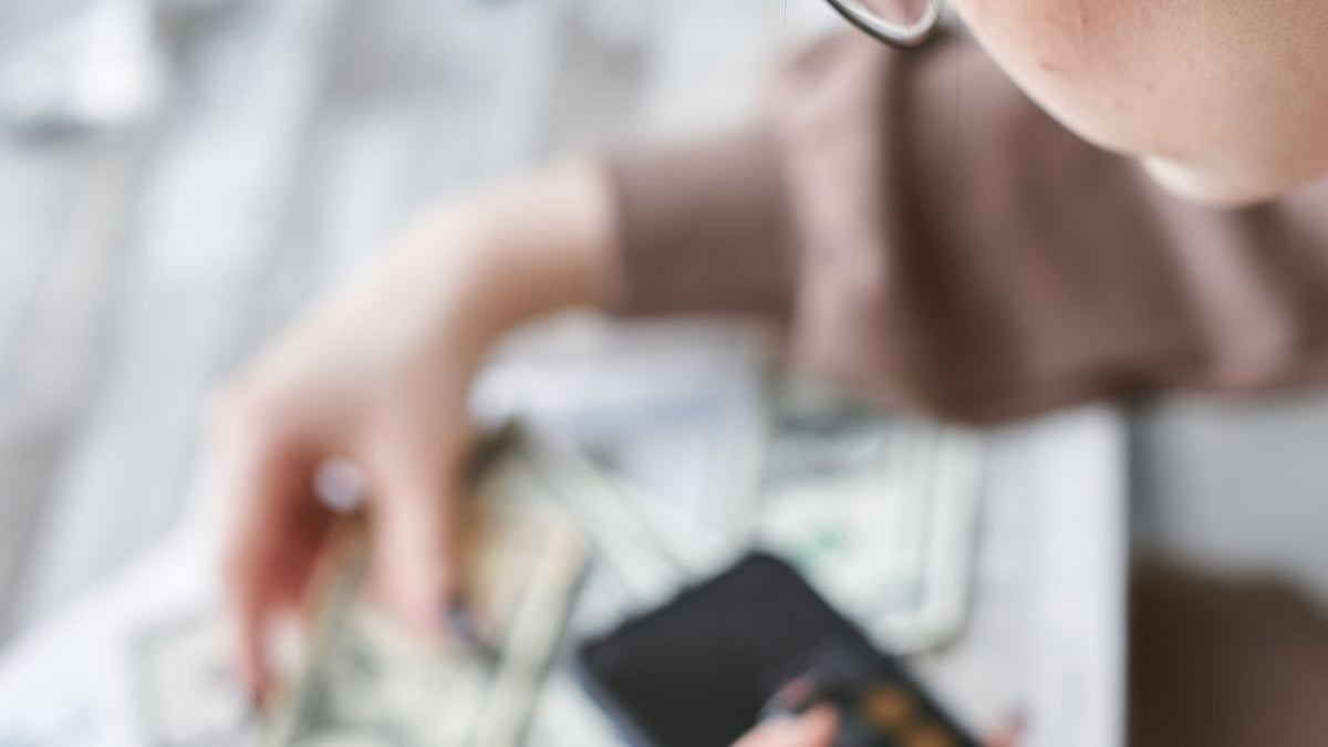 Risparmio e pianificazione economica con denaro e strumenti di calcolo
