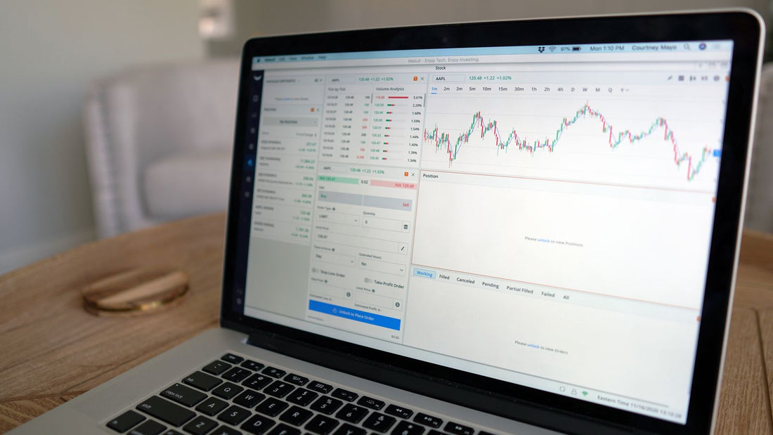 Fotografia di una postazione con grafici finanziari, rischio e rendimento negli investimenti