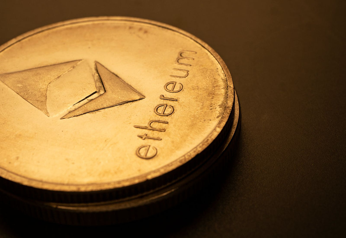 Moneta Ethereum in primo piano per una guida all'acquisto di ETH