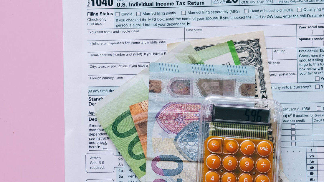 Euro e dollari accanto a una calcolatrice, confronto dei costi finanziari