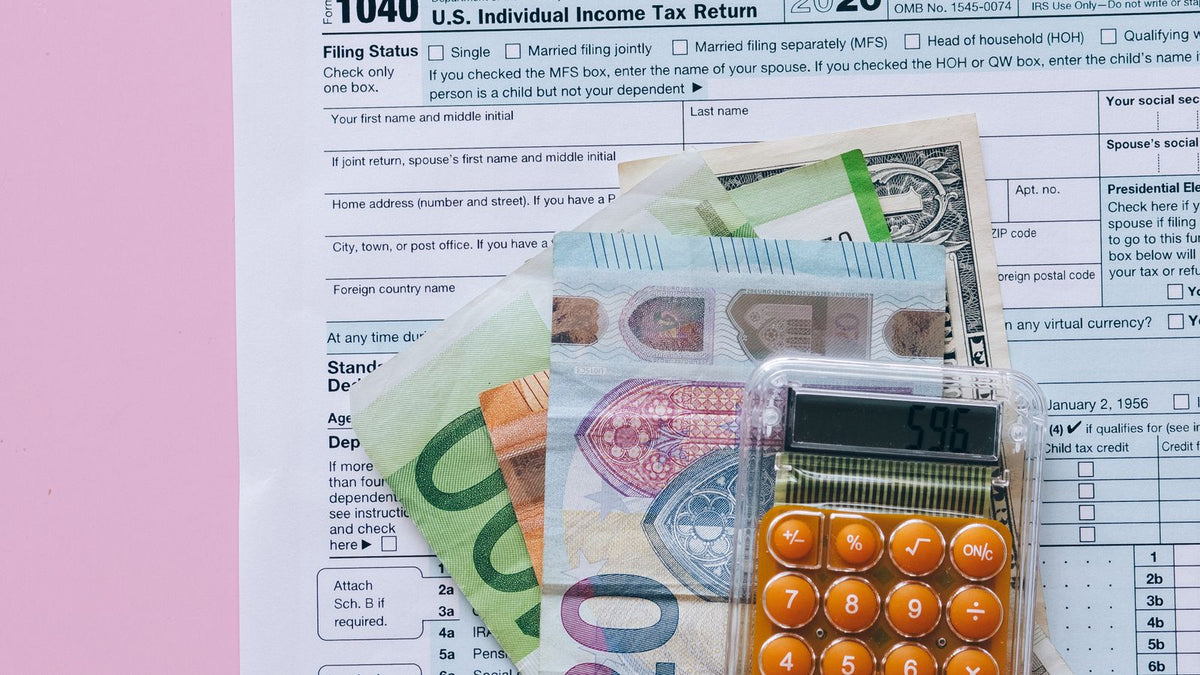 Euro e dollari accanto a una calcolatrice, confronto dei costi finanziari