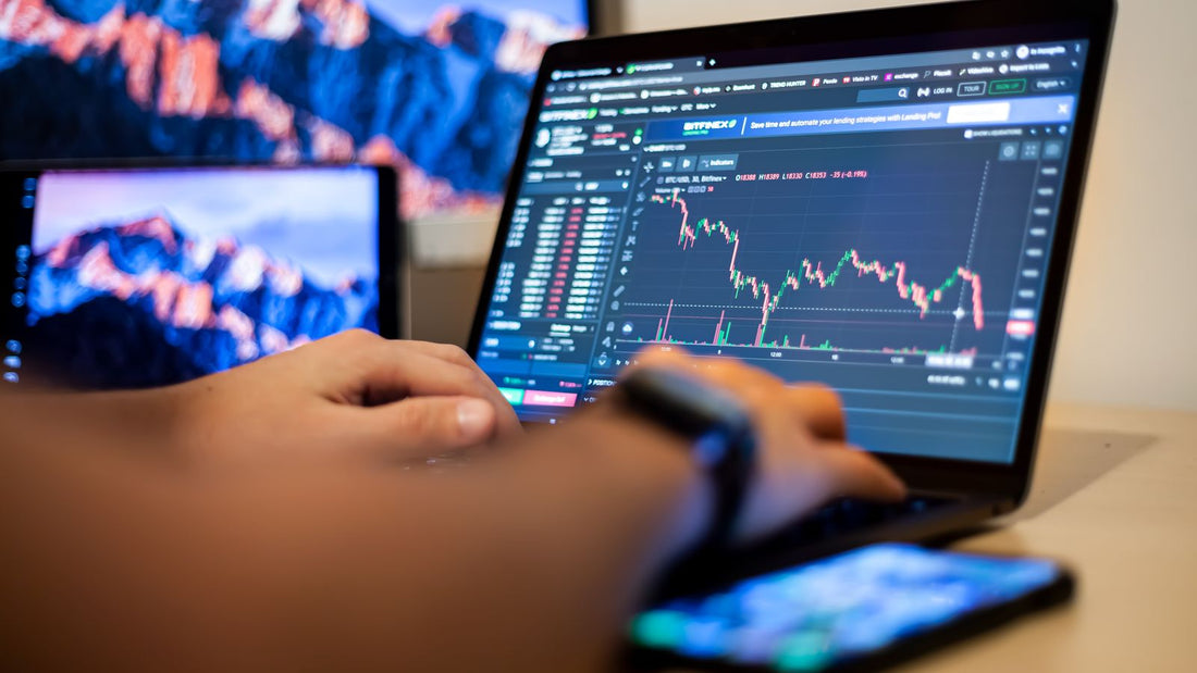 Mani su un computer portatile con grafici di trading, ambiente di prova per il Forex