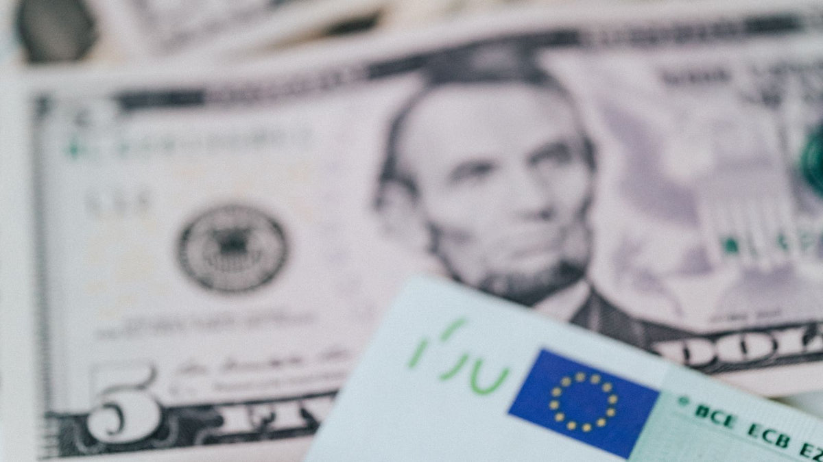 Banconote in euro e dollari statunitensi, coppie valutarie del mercato Forex