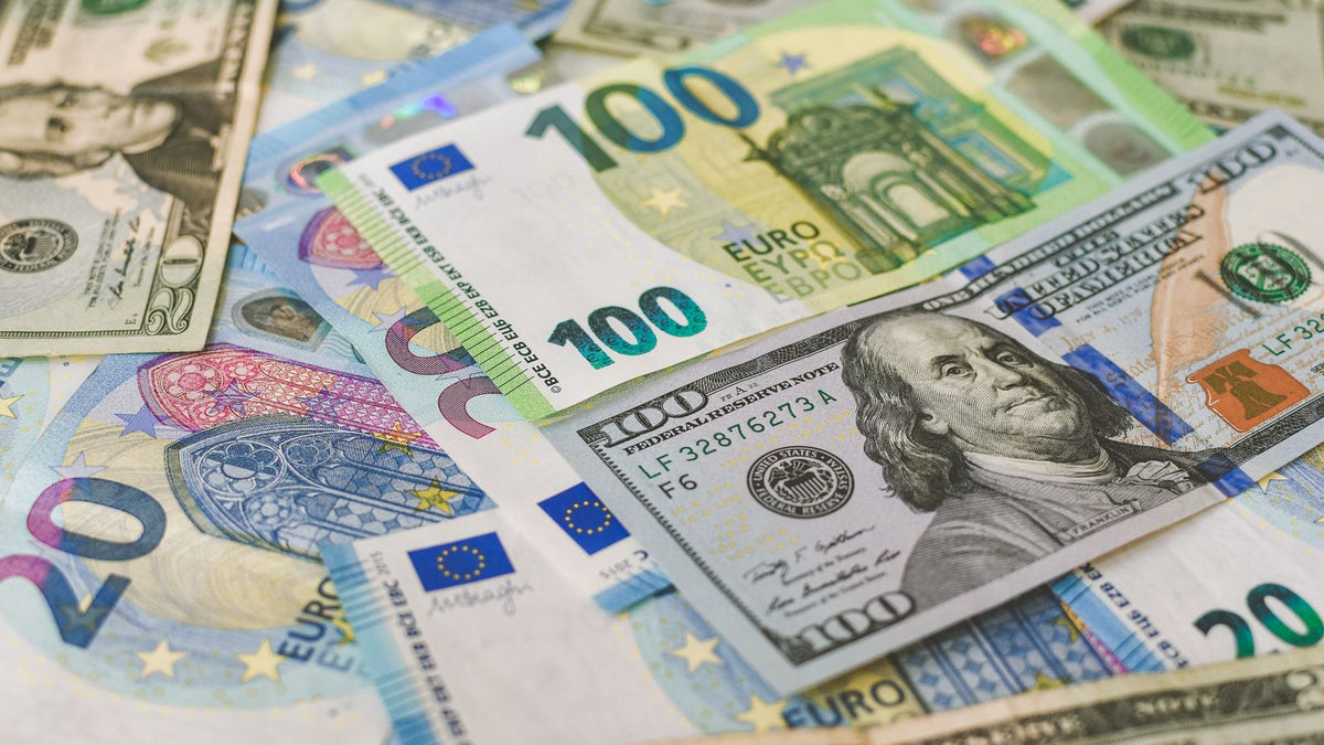 Banconote in euro e dollari americani per l'analisi del cambio EUR USD