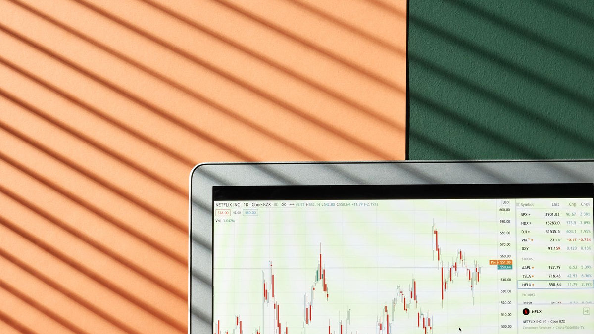 Grafico finanziario su schermo di computer, studio delle ricorrenze dei mercati