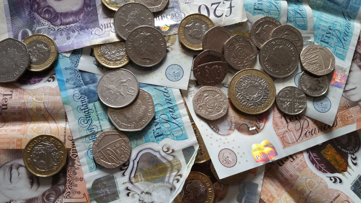 Banconote e monete in sterline, confronto valutario GBP USD ed EUR USD