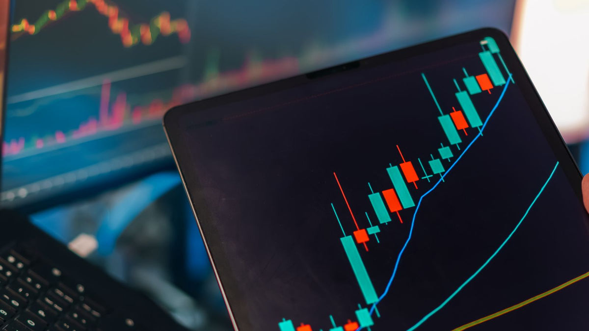 Computer portatile e tablet con grafici e dati finanziari, strumenti di analisi Forex