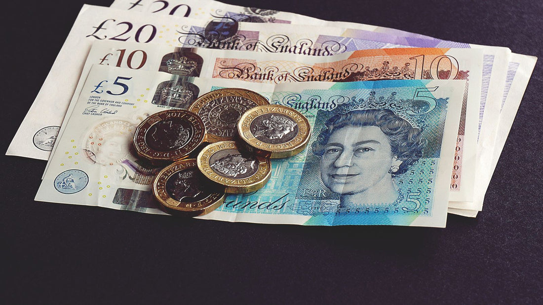 Banconote e monete in sterline britanniche per il mercato GBP USD