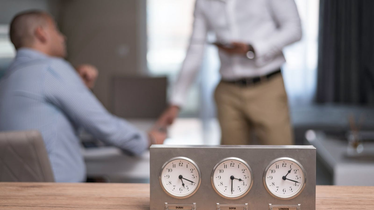 Orologi con fusi orari internazionali in un ufficio, sessioni Forex
