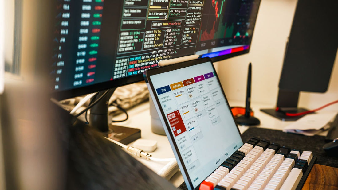 Postazione con schermi finanziari, software e dispositivi di trading