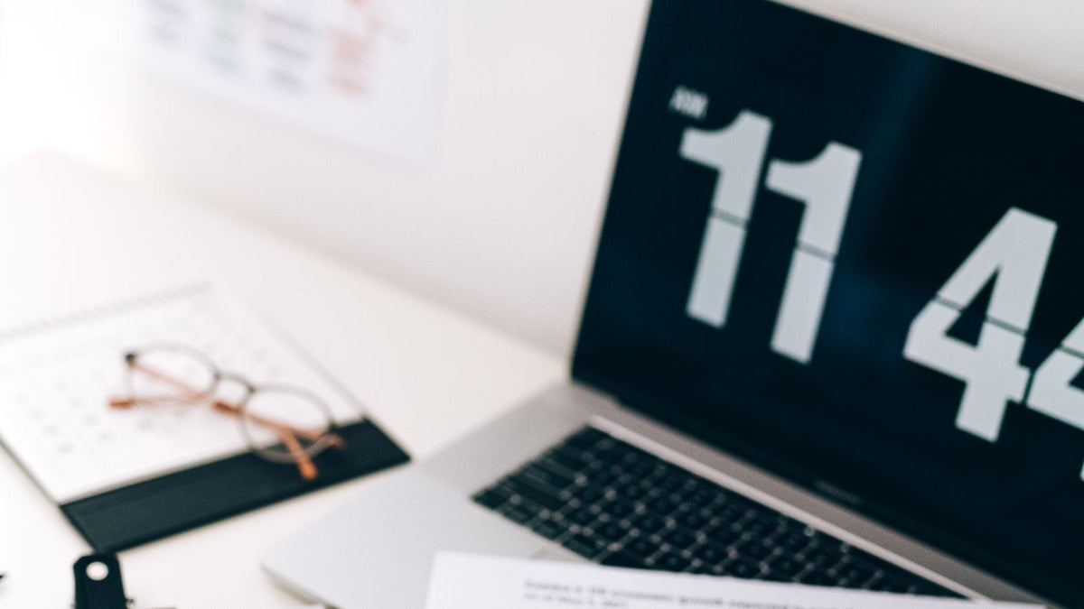 Grafici finanziari su laptop e documenti per un confronto fra broker online