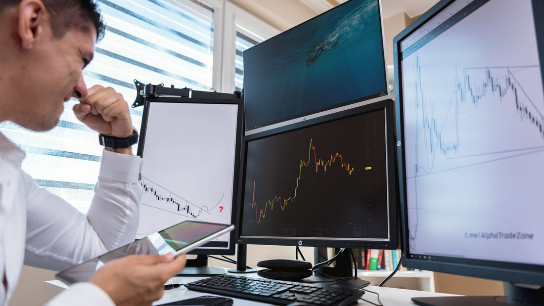 Investitore davanti a più schermi con grafici di mercato, confronto dei broker