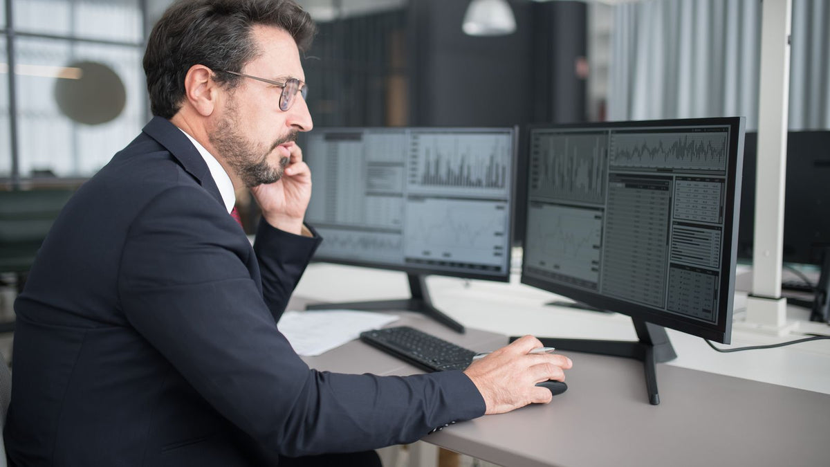 Postazione di trading con schermi, recensione e condizioni di un broker internazionale