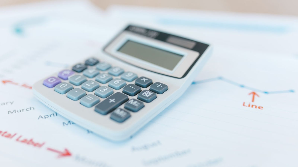 Portafoglio diversificato su documenti e grafici finanziari, confronto broker ETF