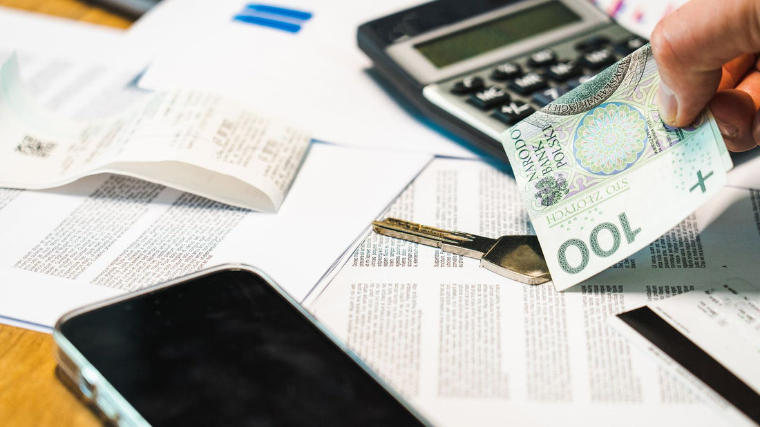 Documenti contabili e calcolatrice per un report fiscale relativo agli investimenti