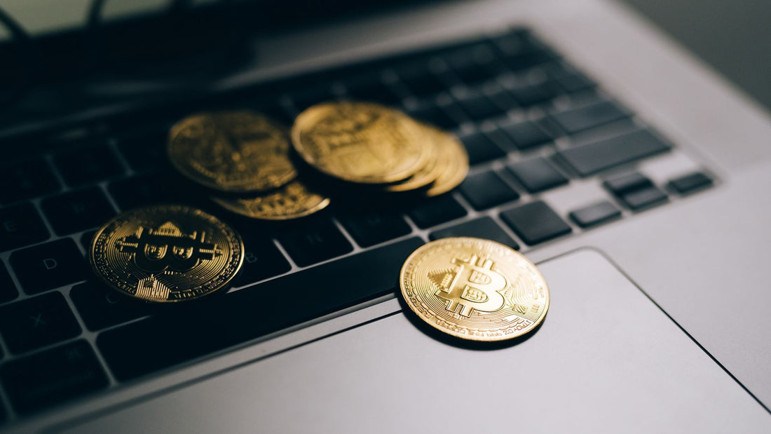 Monete rappresentative di Bitcoin su un computer, servizi crypto