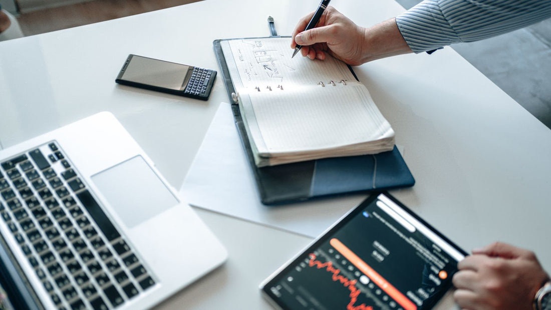 Professionisti valutano le caratteristiche di broker online su laptop