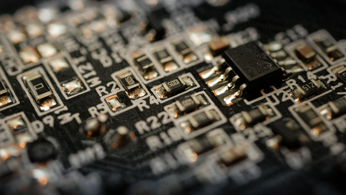 Microchip e schede elettroniche, settore dei semiconduttori e azioni STM