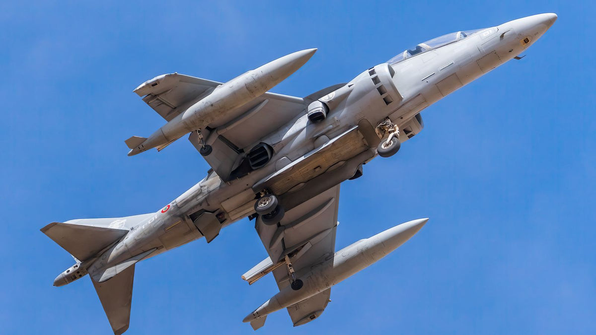 Aereo militare moderno in volo, settore industriale della difesa e aerospazio