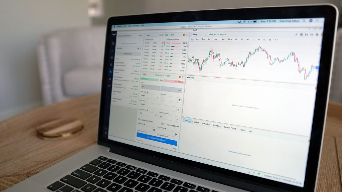 Grafici finanziari su schermo di laptop, ETF azionari a bassa volatilità