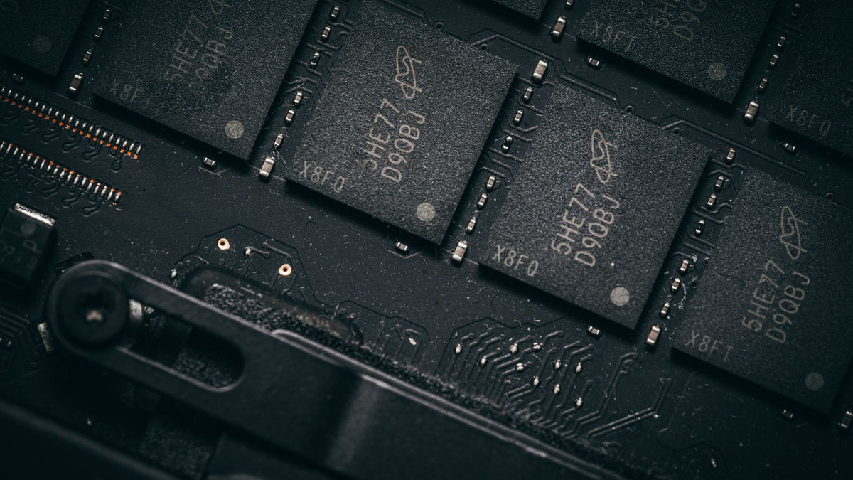 Fotografia macro di microchip su scheda elettronica, settore semiconduttori