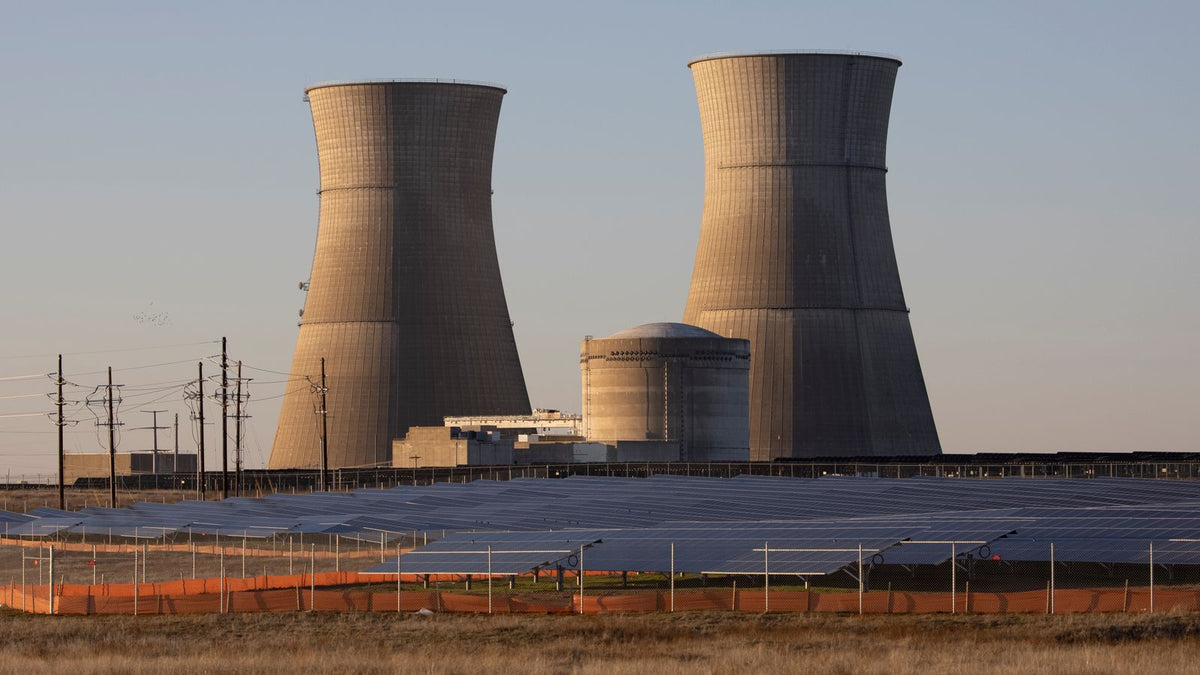 Centrale nucleare con torri di raffreddamento, industria energetica e uranio