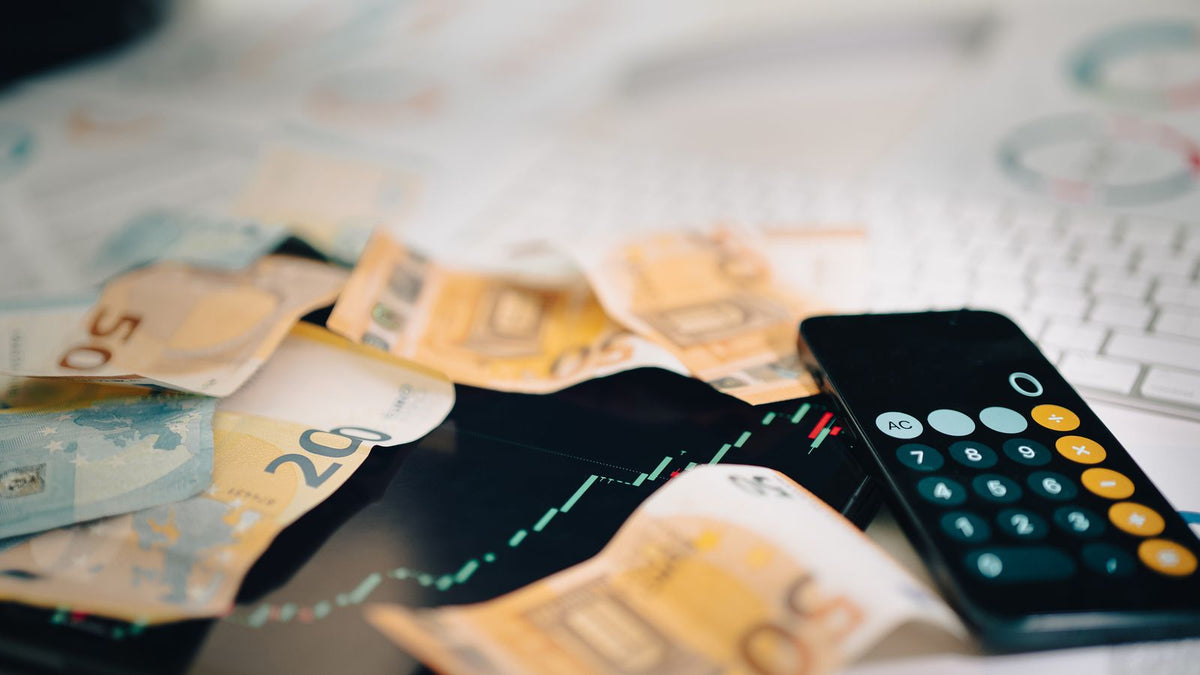 Grafici di mercato e calcolatrice, differenza tra andamento degli ETF e indice
