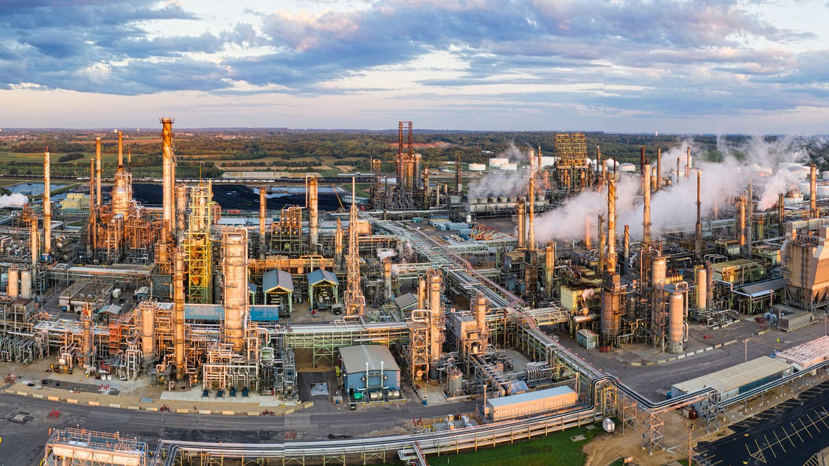 Panorama di una raffineria petrolifera, inflazione energetica e volatilità dei mercati