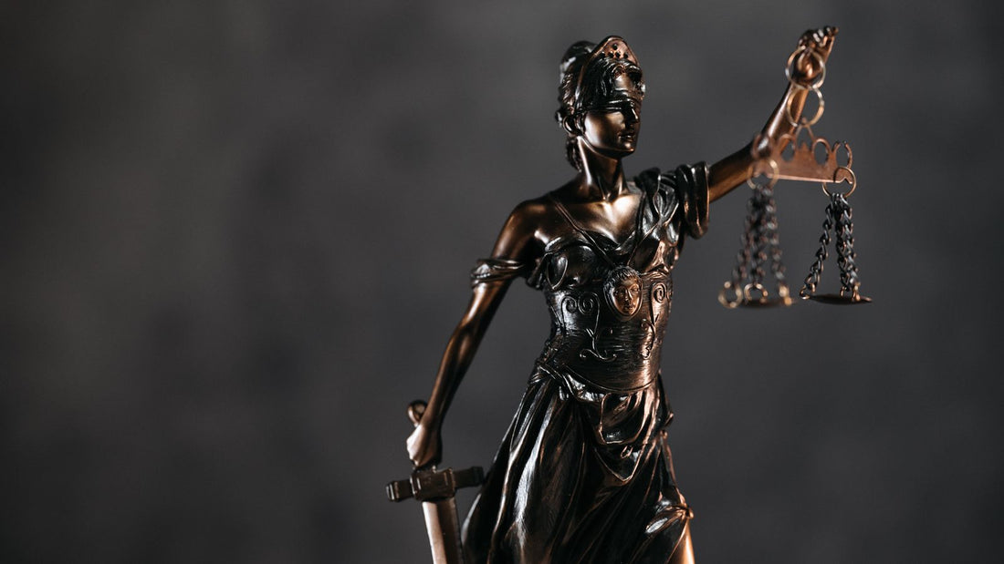Statua della Giustizia con bilancia, dibattito legislativo sulla regolamentazione crypto