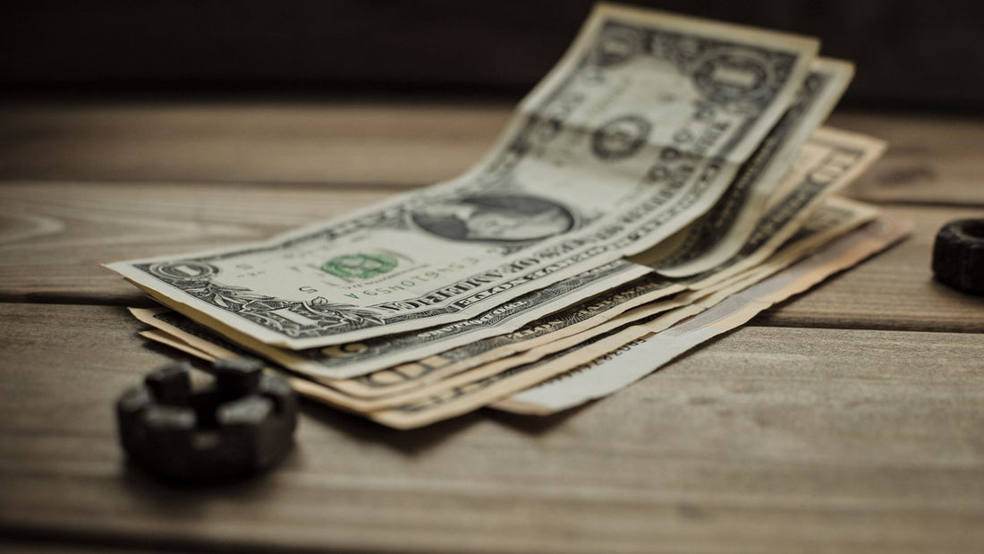Primo piano di banconote in dollari americani, cambio del dollaro e Fed