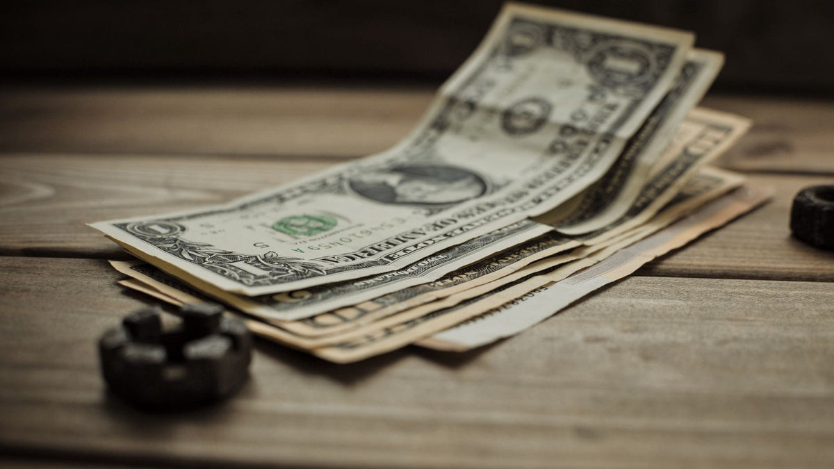 Primo piano di banconote in dollari americani, cambio del dollaro e Fed